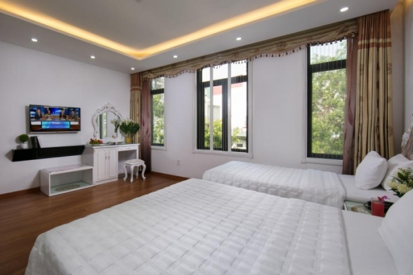 ORIENTAL TRIPLE ROOM WITH CITY VIEW OR LAKE VIEW