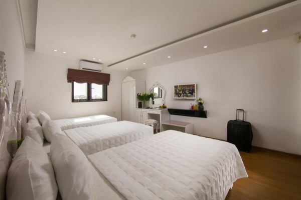 ORIENTAL TRIPLE ROOM WITH CITY VIEW OR LAKE VIEW