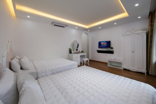 ORIENTAL FAMILY ROOM WITH CITY VIEW OR LAKE VIEW