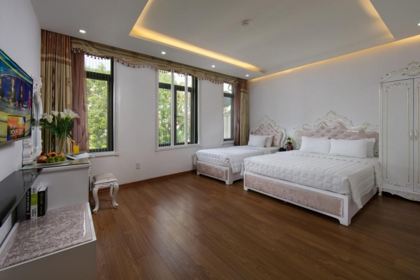 ORIENTAL TRIPLE ROOM WITH CITY VIEW OR LAKE VIEW